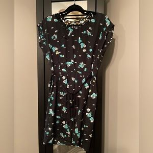 Lightweight, Floral, it pairs nice with a blazer its great to showcase the legs